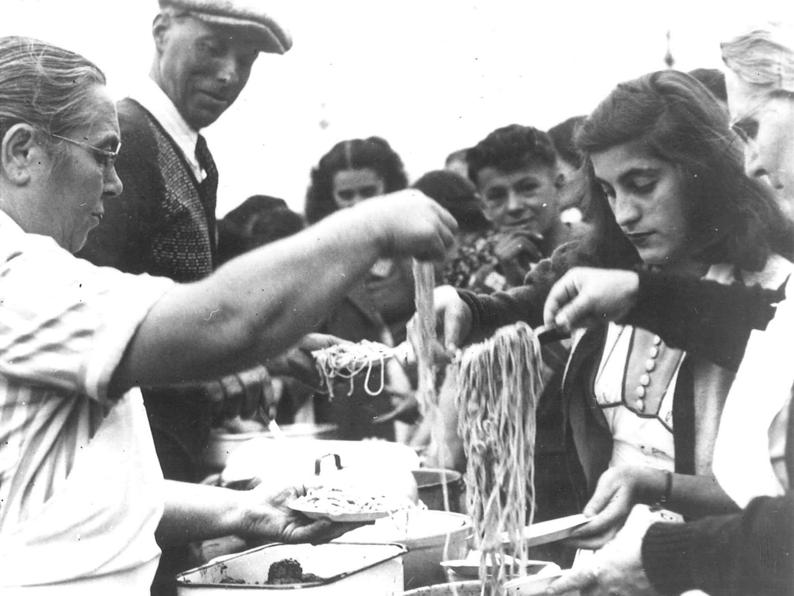 Feeding hungry strikers, 1946