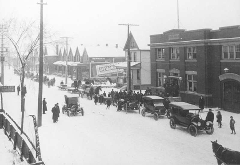 Preparing to deliver relief baskets from the Sherman Ave. police station, December 24 1914