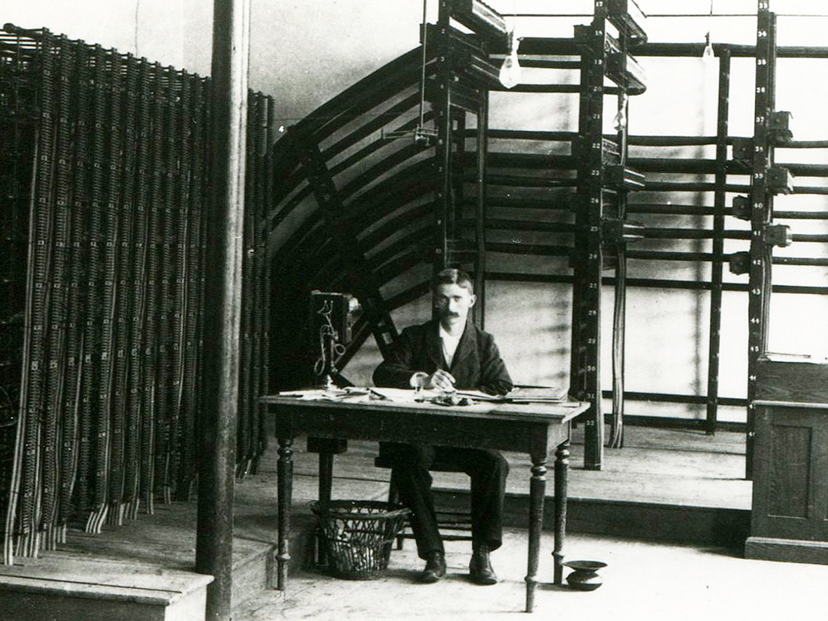 Worker at Bell 1900s